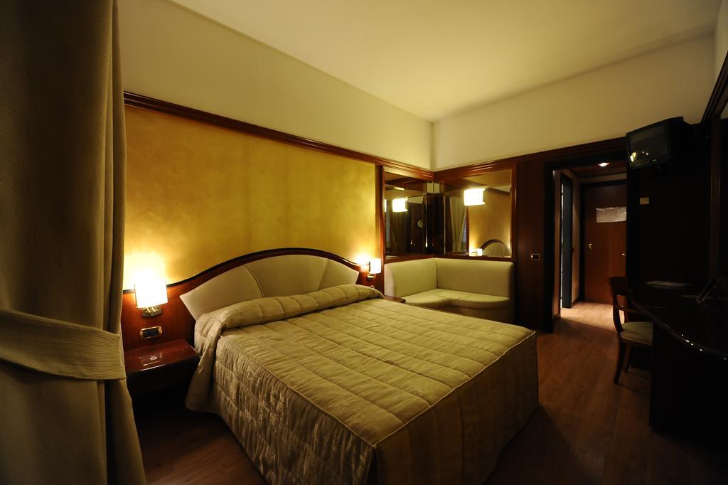 Hotel City Леньяно Екстер'єр фото